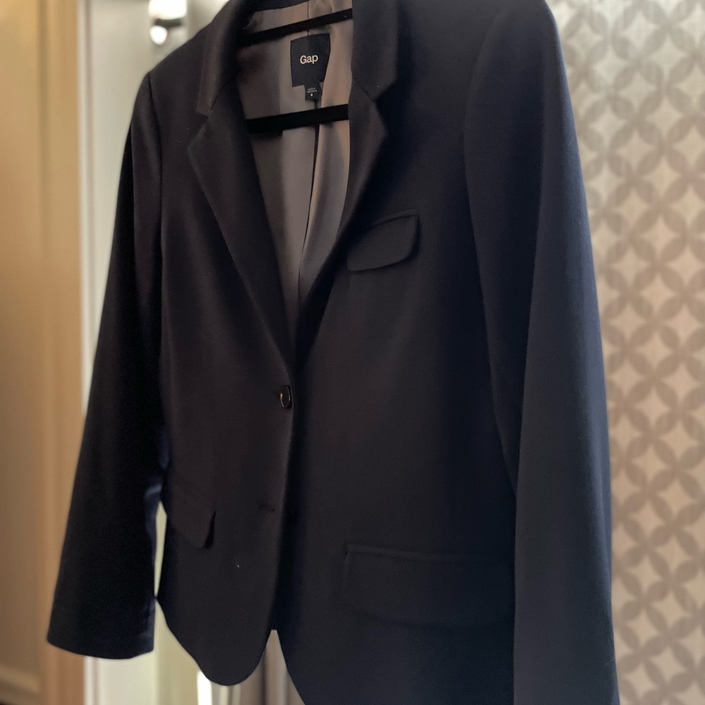 Gap blazer, navy blue, size 6. Padded shoulders